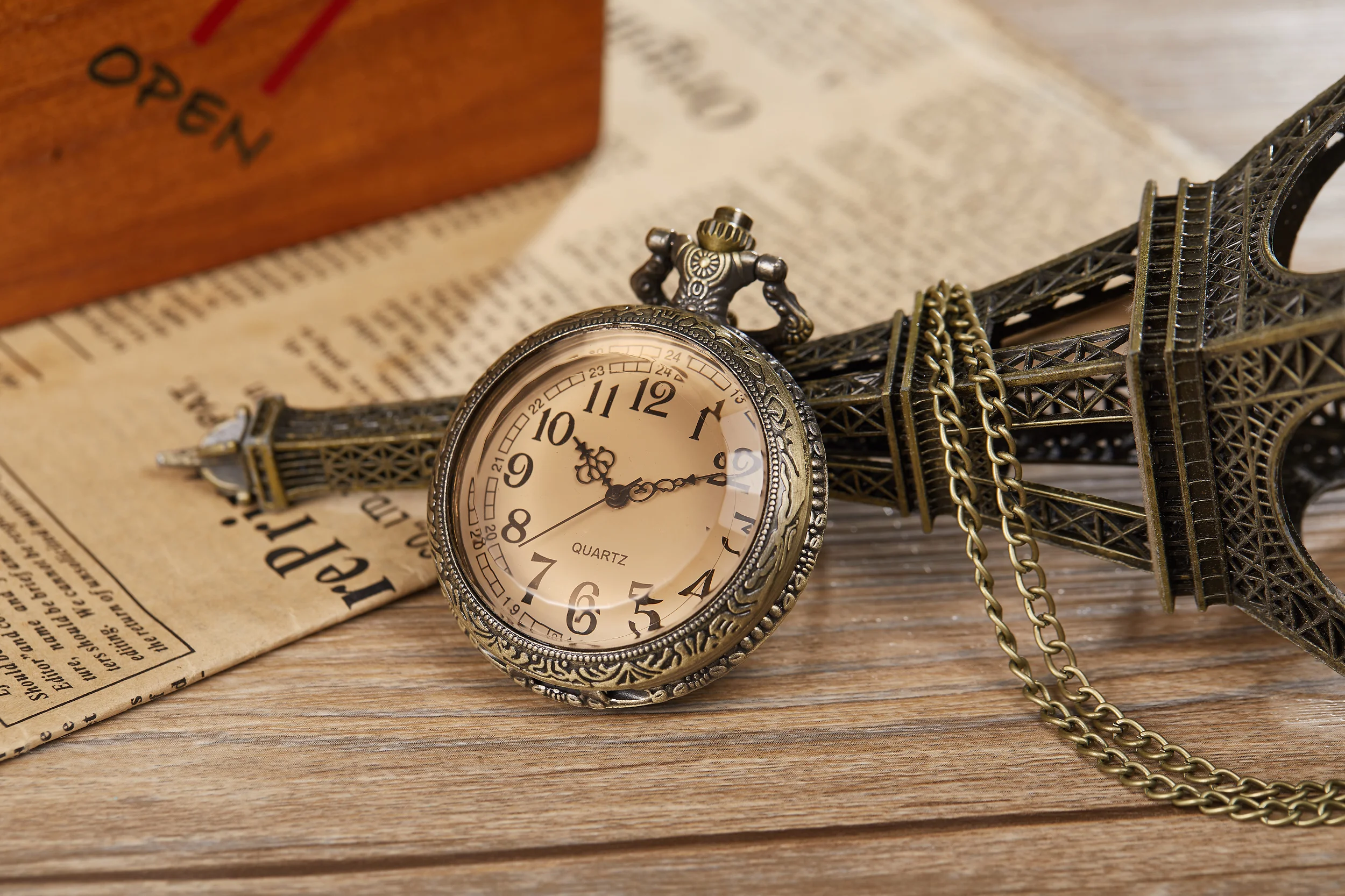 Classic Retro Pocket Watch Simple Digital Face Hanging Chain Brown Flip Cover Men Quartz Hanging Watch Suitable for Gift Giving