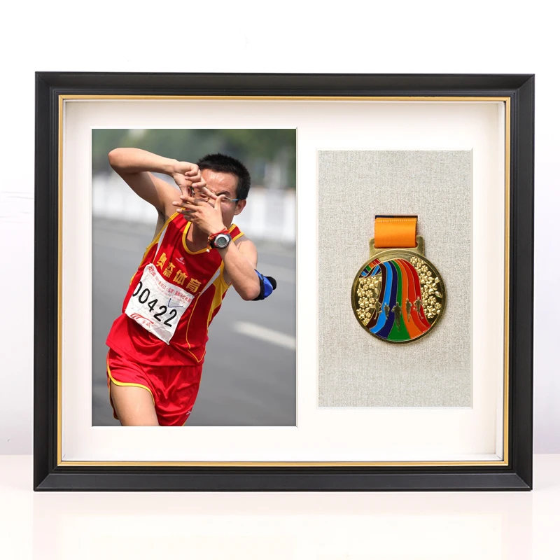 Présentoir à Médailles, Dossard De Course Et Présentoir à Médailles Mural Médaille Cintre Porte-Médailles Pour Cadeaux De Coureurs Présentoir De Plus De 40 Médailles Et Avec 10 Pochettes à Rab