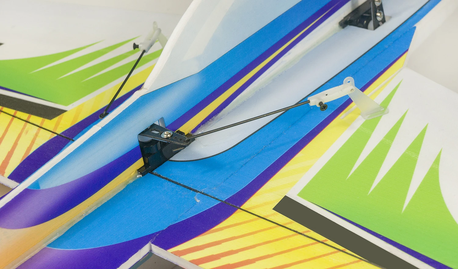 AEO 710mm 날개폭 EDGE540 PP 3D RC 비행기 E27 에어로바틱 스턴트 비행기 브러시리스 모터 10-15A ESC 4채널 무선 조종 포함