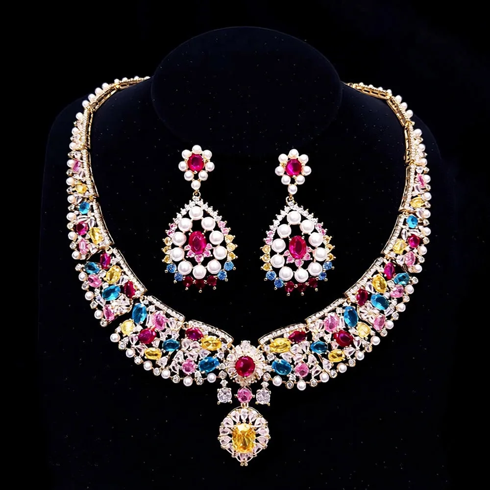 طقم مجوهرات وردي فاخر مرصّع باللؤلؤ والكريستال