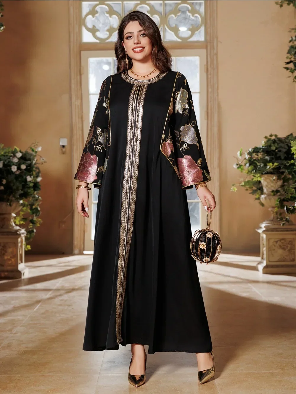 جلابية طويلة بأكمام مزخرفة وتفاصيل أمامية أنيقة