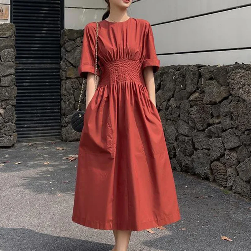 Elegant summer dress with a defined waist and modern design