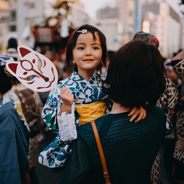 일본 문화로 물든 파티를 위한 핸드헬드 사진 부스 소품
