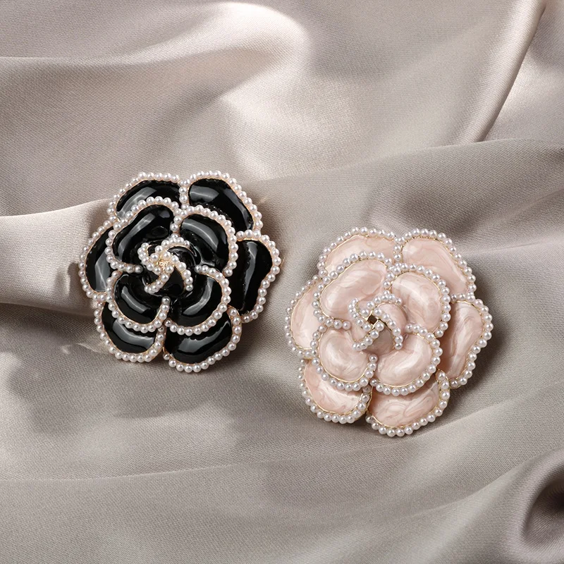 Top Brand Vrouwen Emaille Camellia Parel Broches Hoge Kwaliteit Bloem Pins Doek Corsage Badges Voor Lady Prachtige Broche Pin