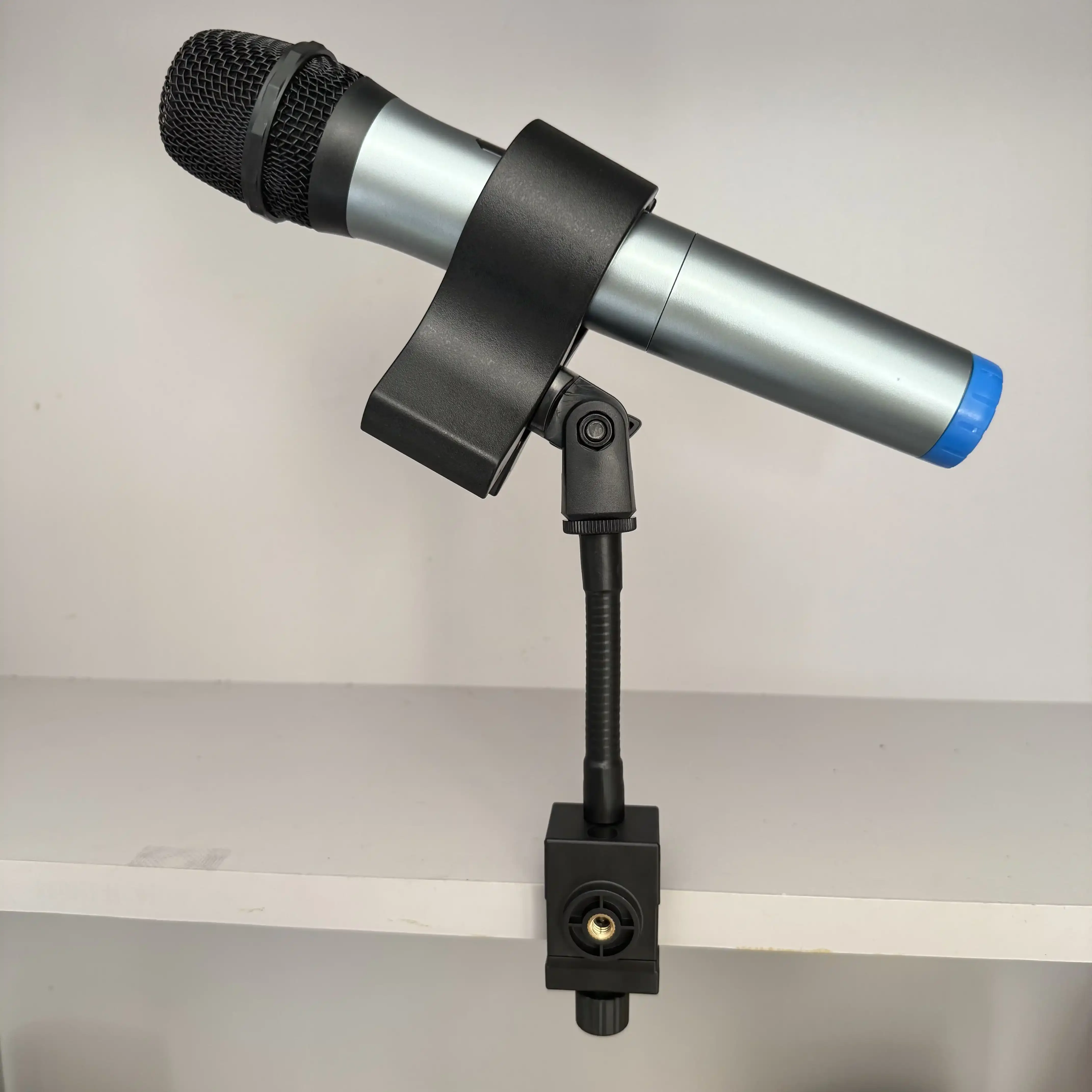 금속 데스크탑 폰 라이브 방송 마이크 클립 360도 회전 나사 고정 테이블 팬 클립 데스크탑 사용을 위한 고정 지지대