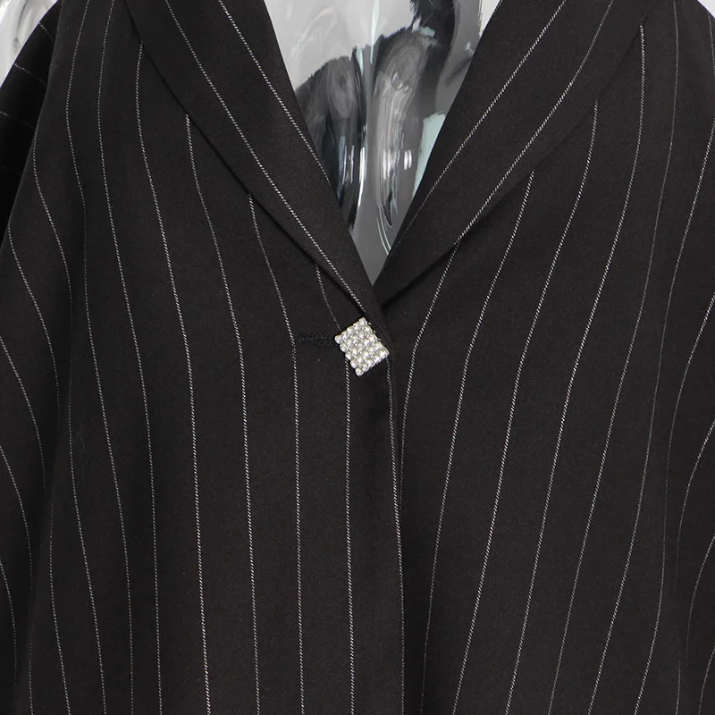 Рисунок 6 - Женский костюм с открытыми плечами