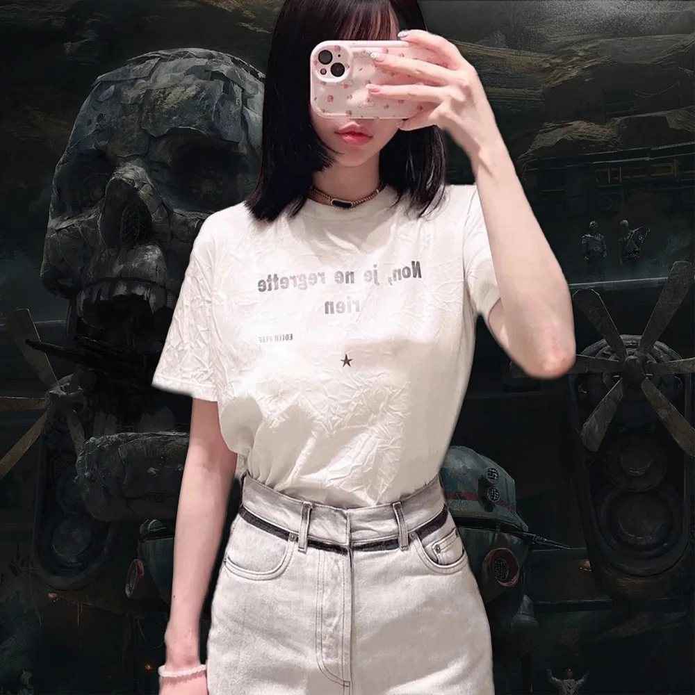 NIGO 모노그램 프린트 플리츠 효과 라운드넥 반팔 티셔츠, 여성 패션, 화이트 레터 플리츠 티셔츠,  nigo6558