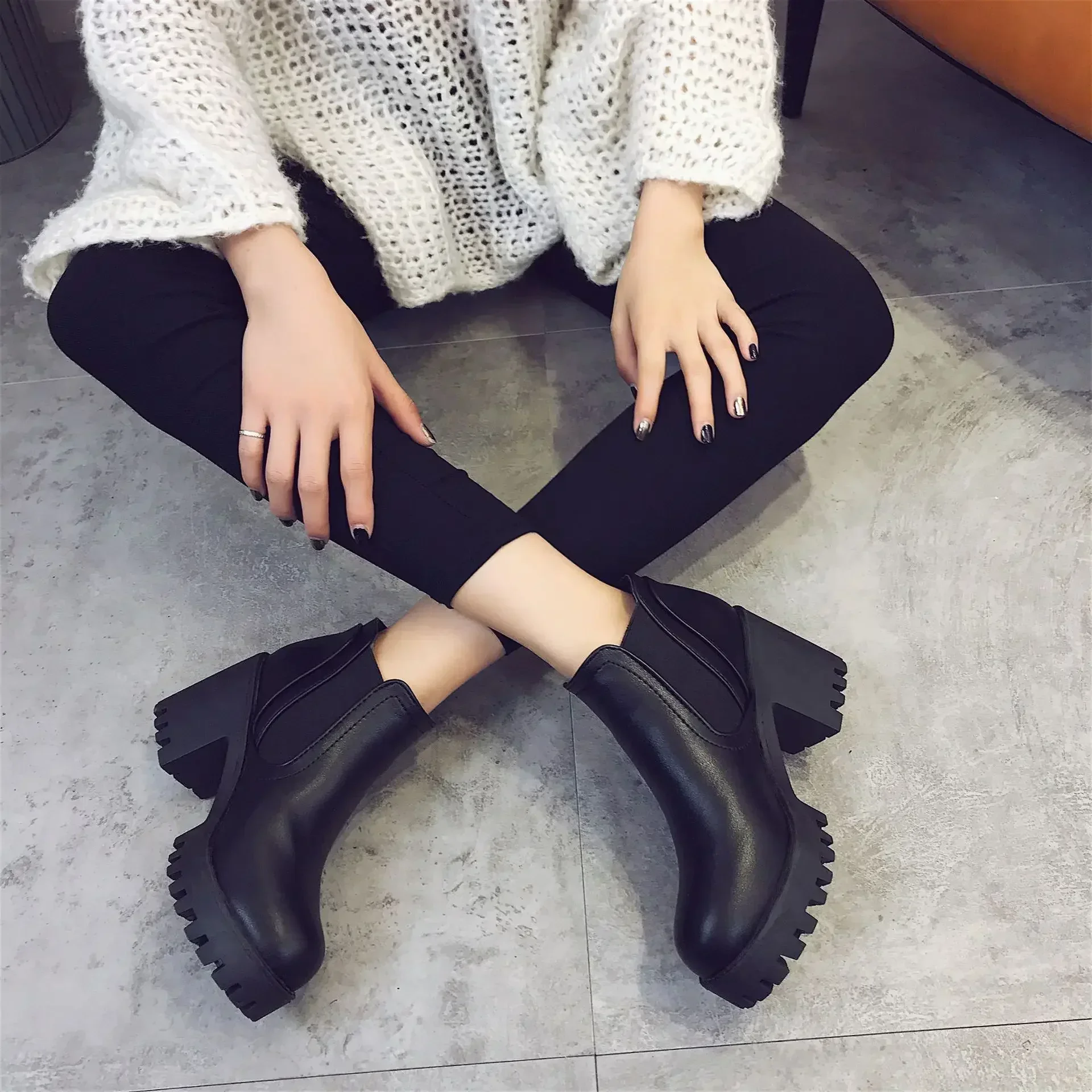 New Autumn and Winter Fashionable and Comfortable Round Toe High Heels Casual Thick Heel Solid Color Sleeve Fashion Boots