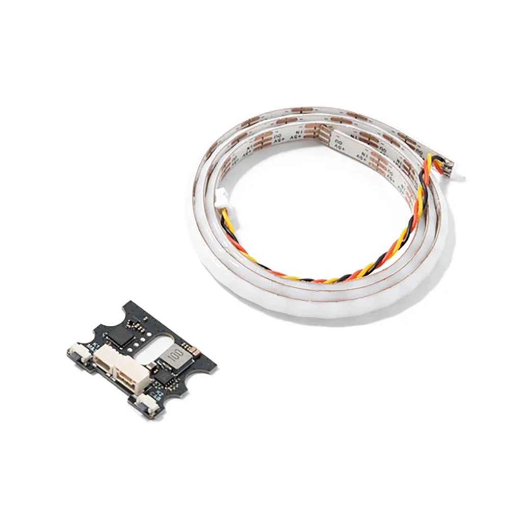 Bande LED RGB NightFire 500mm avec contrôleur pour drone FPV, éclairant un drone en vol de nuit.