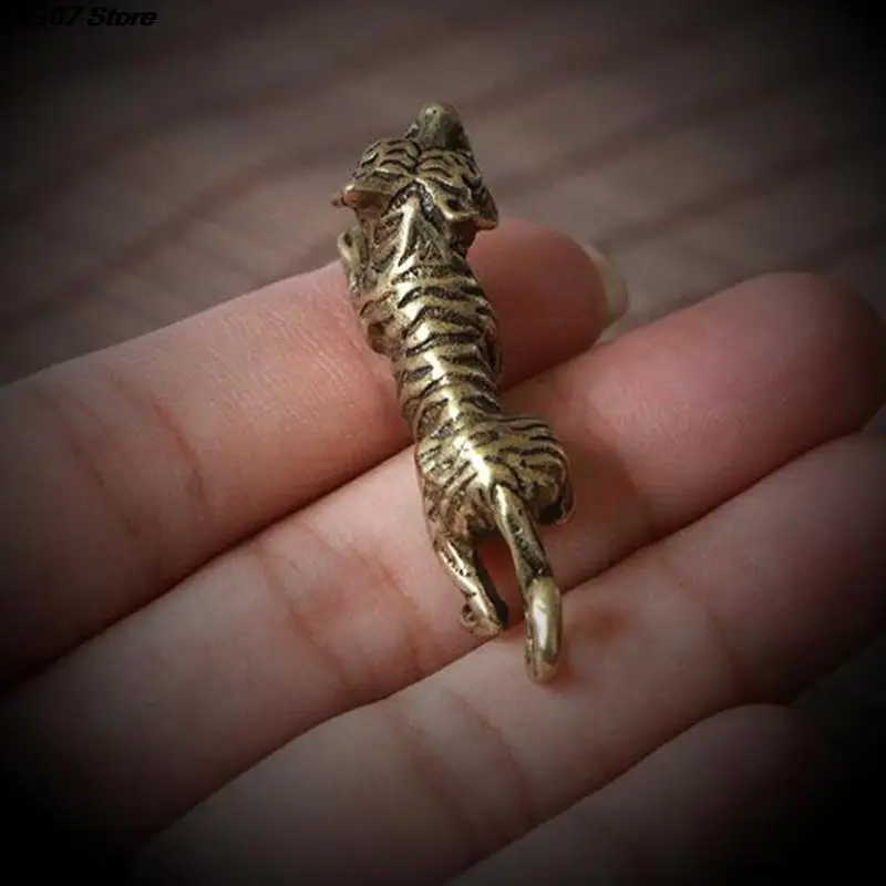 1pc Copper Tiger Small Ornaments Retro Brass Chinese Zodiac Animal Tiger Statue Figurines Keychains Pendants Antique Home Decor