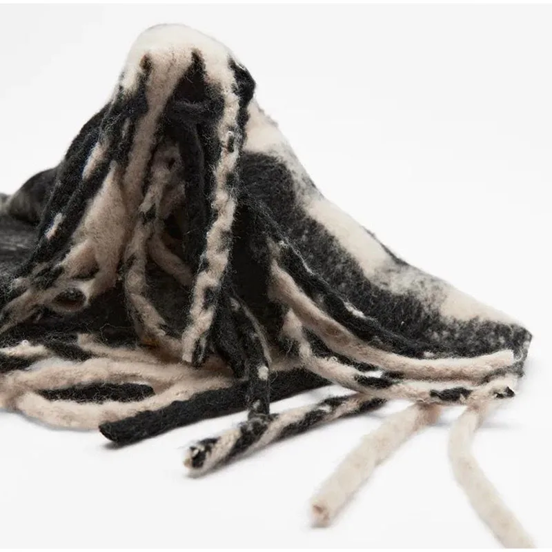 Cachecol longo clássico aos quadrados preto e branco inverno_voghion.com