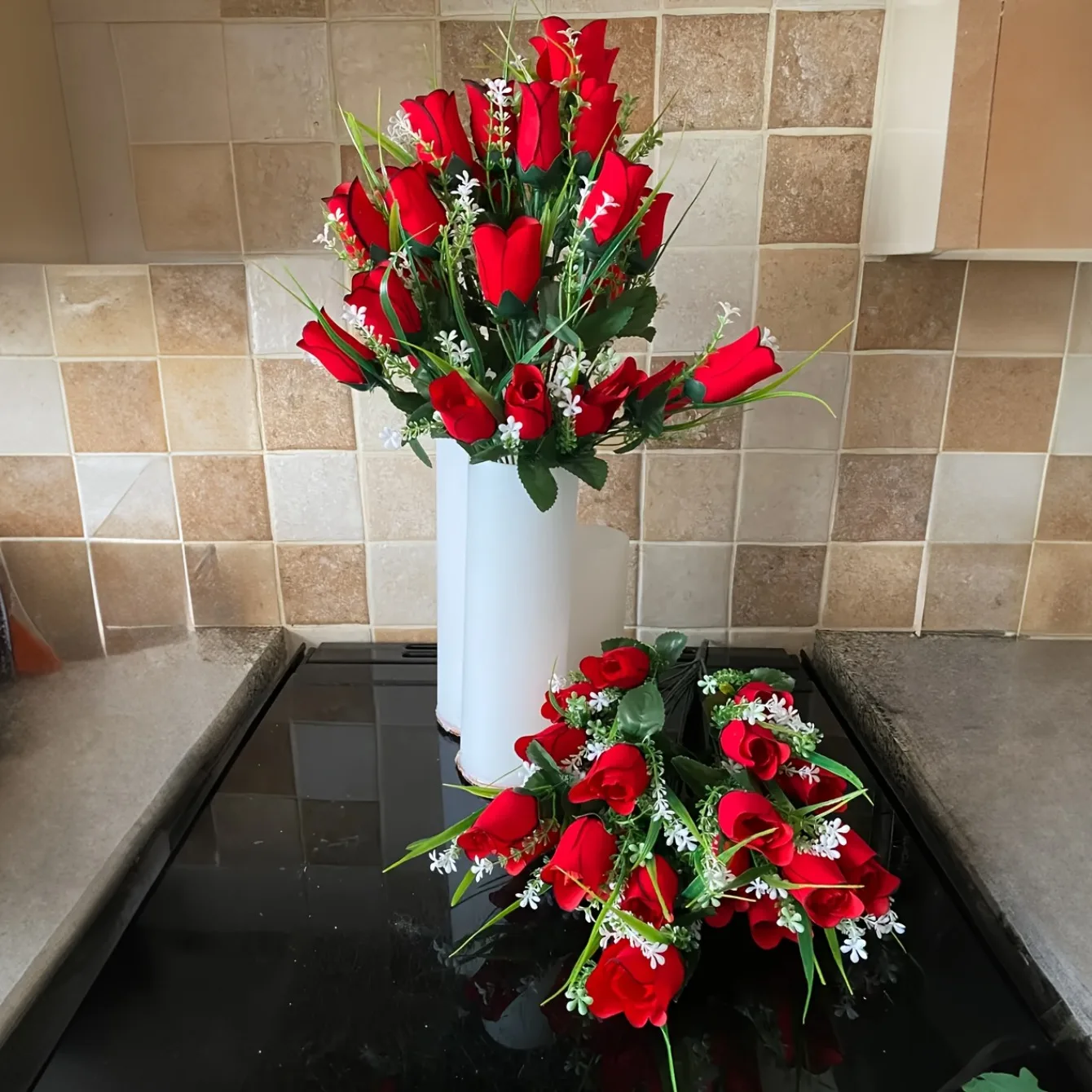 2 stücke künstliche Friedhofs blumen im Freien Grab dekoration Rosen schöne Arrangements Blumenstrauß mit Friedhofs vase dauerhafte Blume – Detail 1