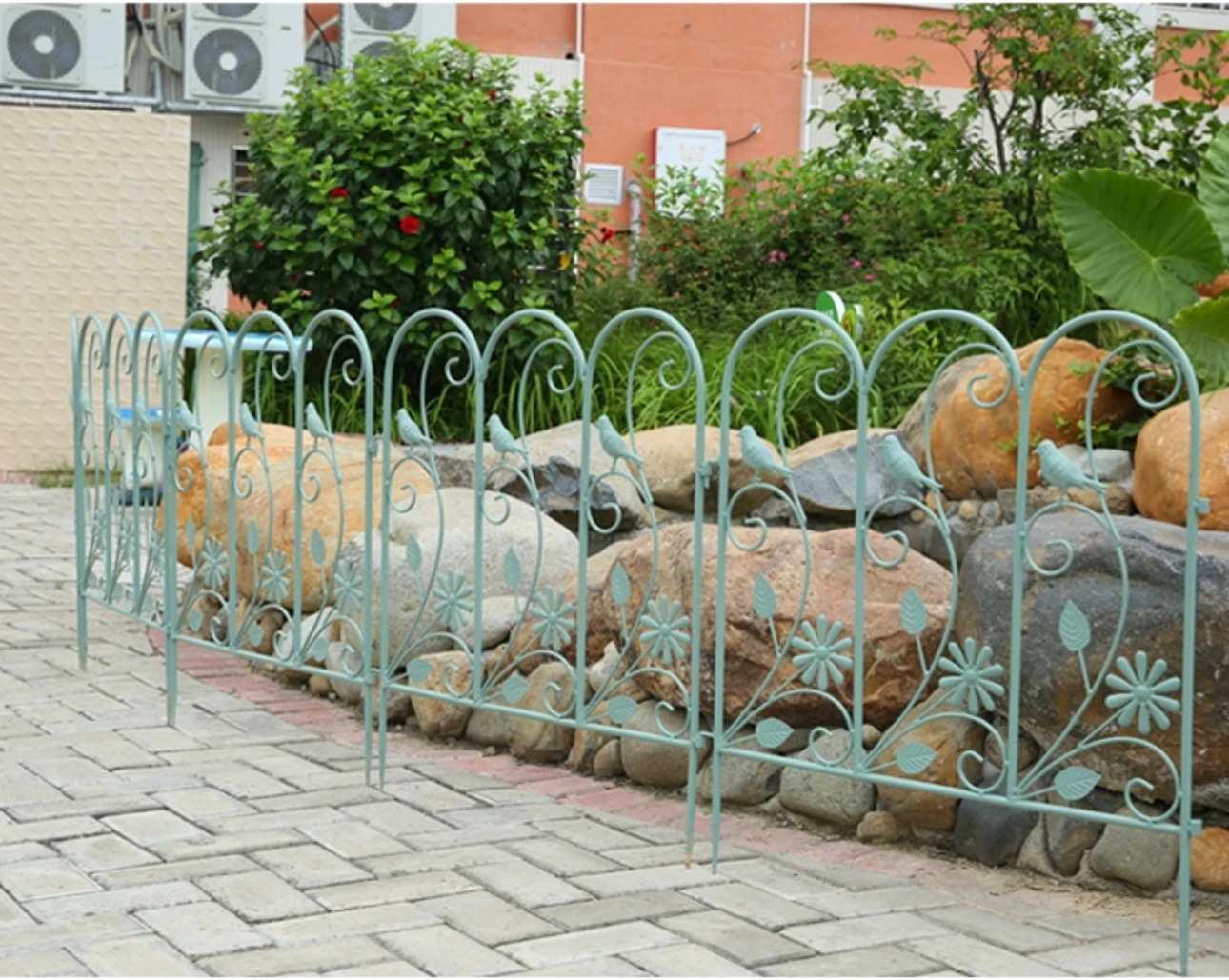

Outdoor wrought iron fence retro flowers and birds inserted into the fence garden decoration isolation fence villa garden garden