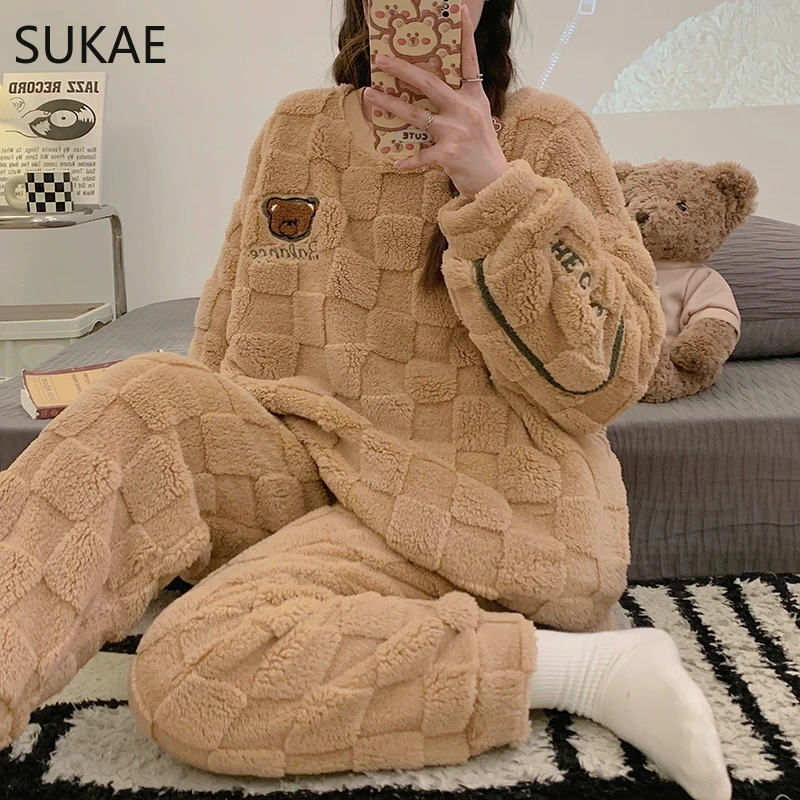 thumbnail image 1 of SUKAE HQ-Conjunto de Pijamas térmicos de terciopelo grueso chino para mujer, ropa de dormir de manga larga, oso rosa, Preppy, coreano, Invierno, 1 of 5