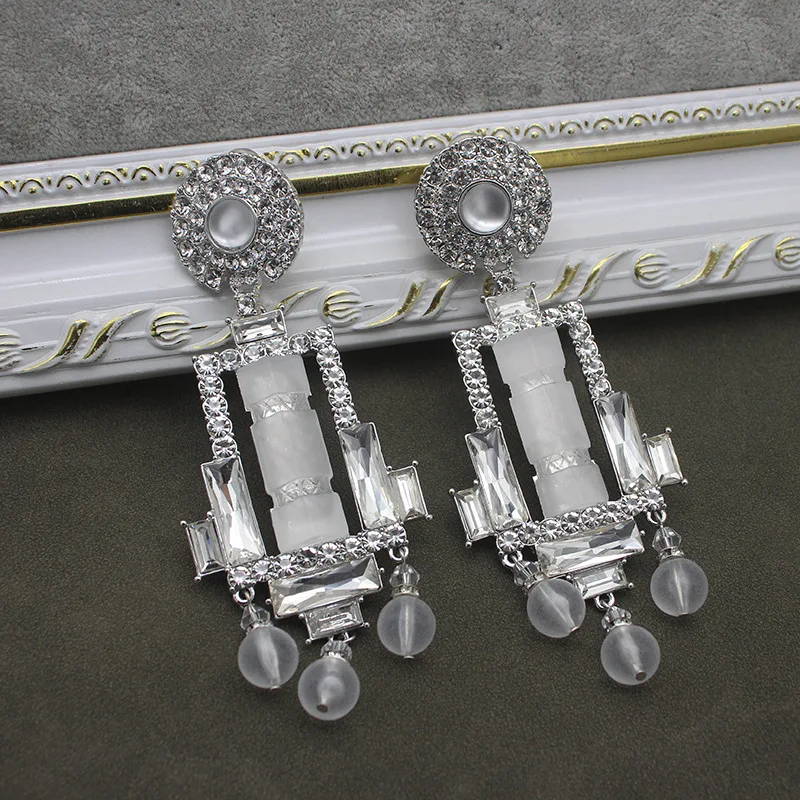 European and American exaggerated retro shoulder sweeping white rock sugar ear clip