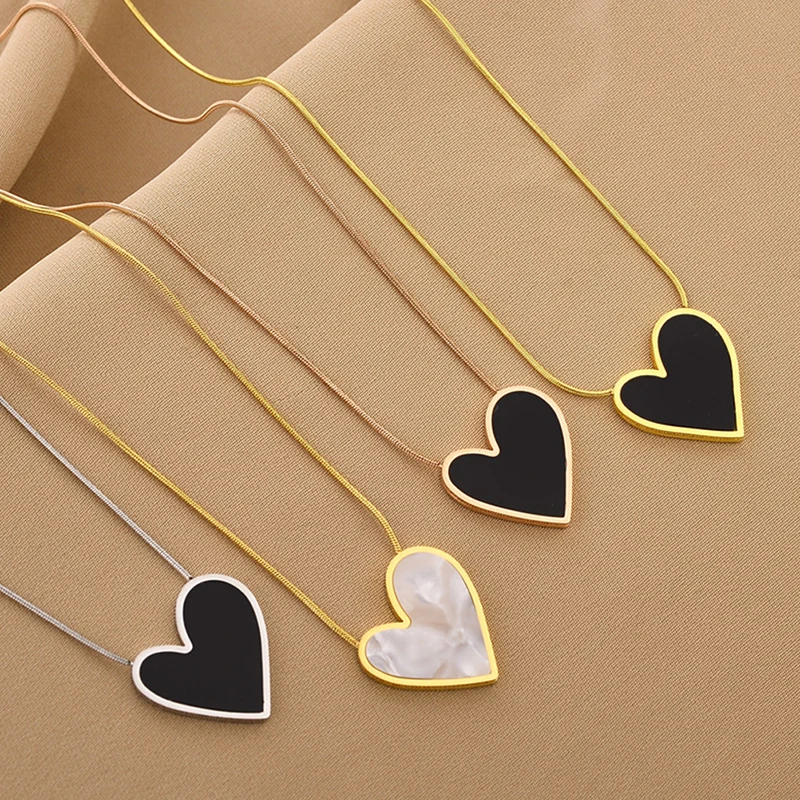 

Do Not Fade White Black Shell Heart Stainless Steel Pendant Necklace for Women Luxury Korean Fashion Aesthetic Chains Necklaces