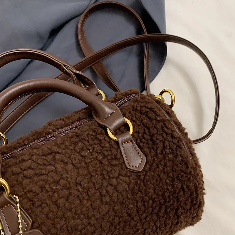 Beige Kunstfell-Handtasche 2024, Winter-Damentasche, warm, flauschig, Lammwolle, Umhängetasche, Dame, vielseitig, kleine Umhängetasche, Kaffee – Detail 17