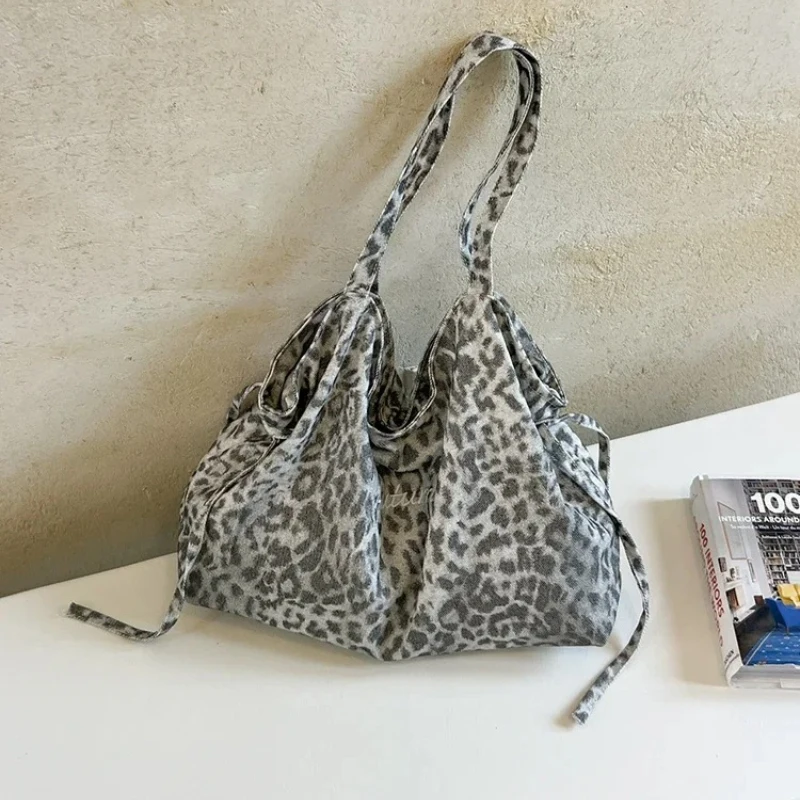 Borsa Tote Casual con Stampa Leopardata, Grande Borsa a Spalla in Tessuto Morbido per Donna, Decorazione con Cordoncino, Borsa a Tracolla alla Moda per Shopping Quotidiano
