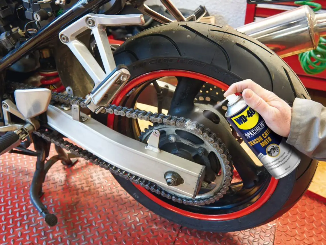 WD-40 Motorbike – Cuidado y mantenimiento cadena con Spray Limpiacadenas  400Ml + Grasa de Cadenas 400Ml + Abrillantador de Silicona 400Ml + cepillo