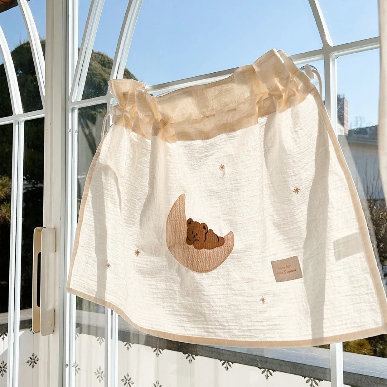Korean Teddy Bear Embroidered Car Sunshade with Retractable Baby Shading Curtain, Suction Cup Pleated Sunshade Curtain