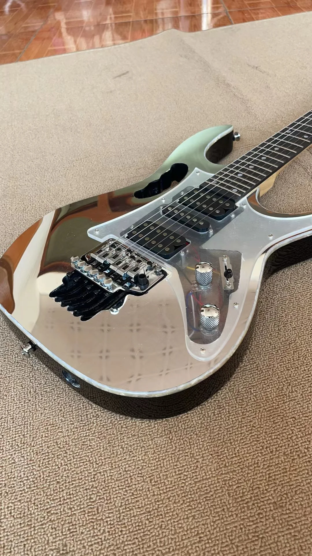 

Mirror style 6-string electric guitar split body electric guitar, clean mirror body, high gloss, rose wood fingerboard, maple tr