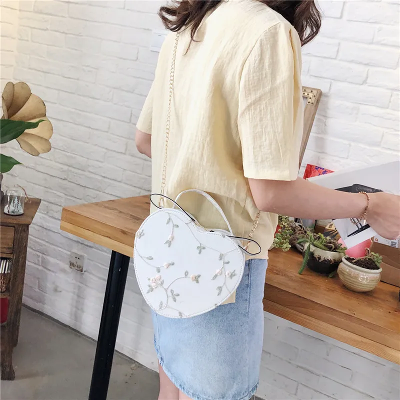 Piccola borsa a tracolla floreale in ecopelle per donna con cuore_voghion.com
