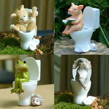 Codzienne życie kota śliczna świnka na toalecie rysunek Cute Bunny Animal miniaturowe rzeźby pulpit ozdoby samochodowe zabawki prezent dla dzieci