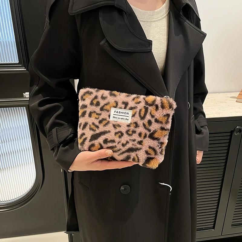 1 Piece Furry Fashion Cosmetic Bag for Women Retro Classic Leopard Print Style Makeup Bag Large Capacity Travel Storage Bag