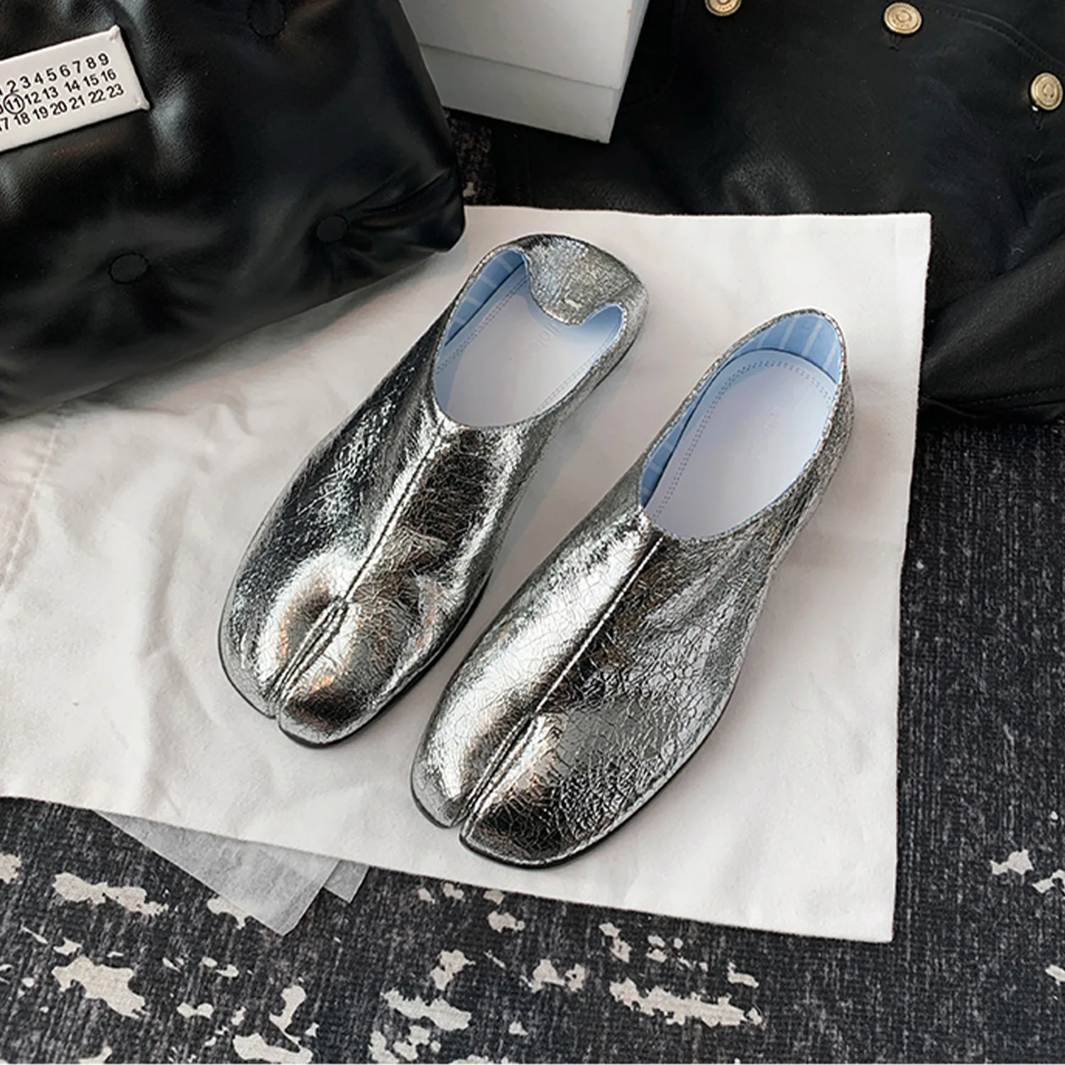 2023 Designer Silver Tabi ninja flats women bursting pattern leather split toe moccasins shoes female pig trotters loafers 3