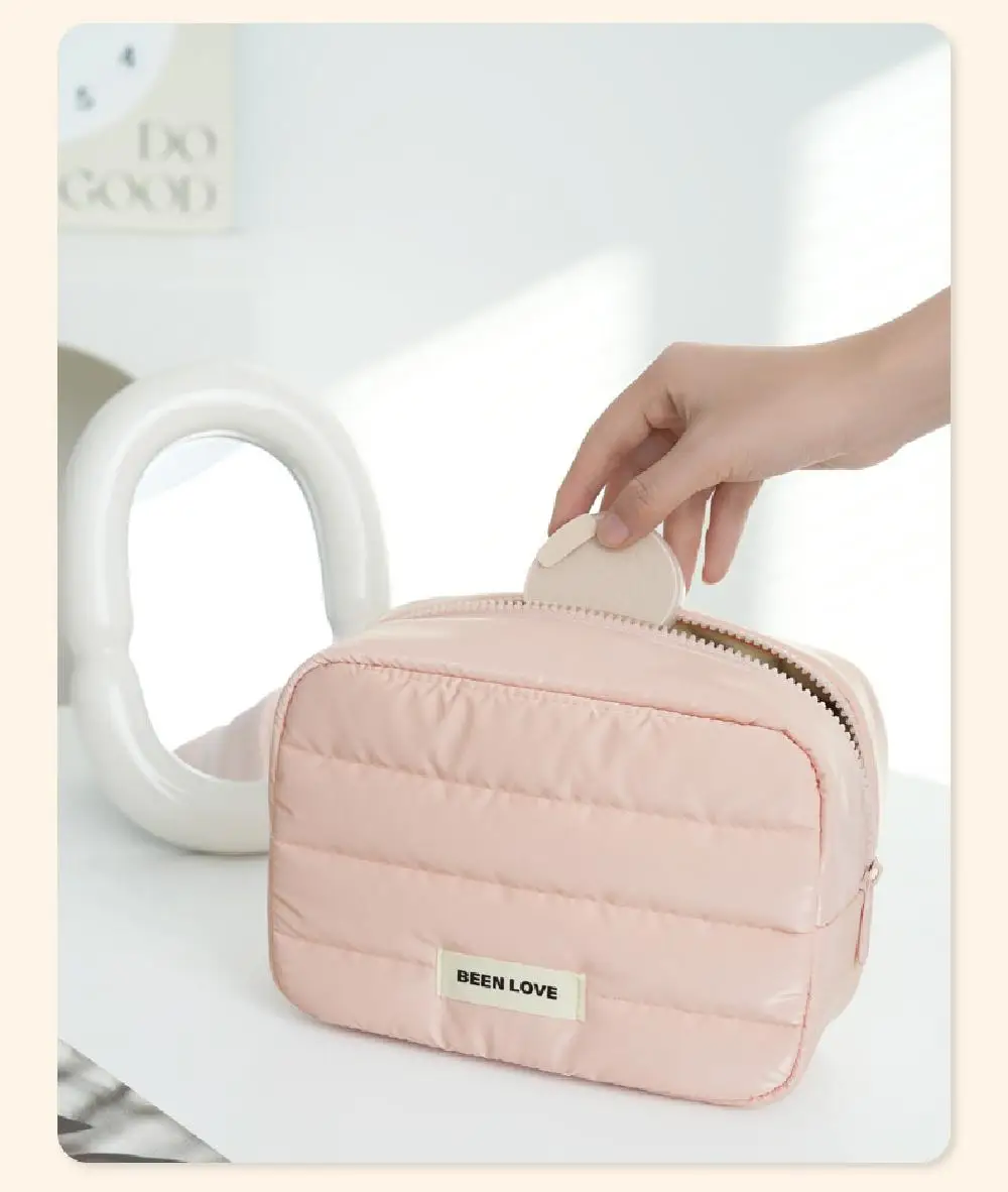 Modische Daunen-Puffige Kosmetiktasche Große Kapazität Einfarbige Reise-Quilted-Toilettentasche Flauschige Reißverschluss-Hautpflege-Aufbewahrungstasche – Detail 2