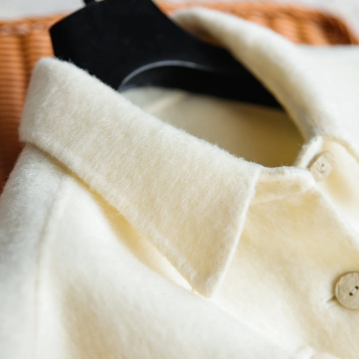 Рисунок 6 - Женский твидовый костюм с юбкой