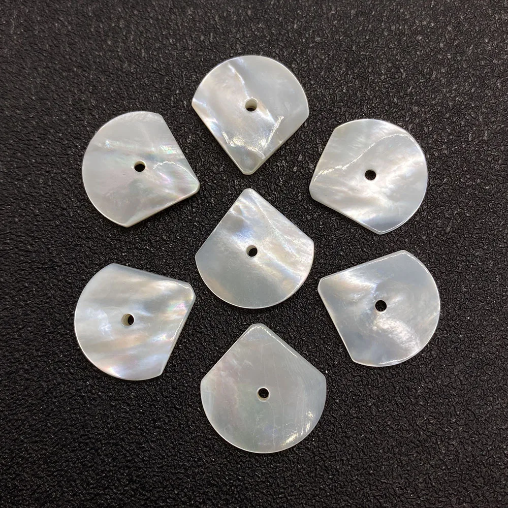 

3pcs Natural Shell Pendant Petal Shape Mother of Pearl Center Hole Necklace Pendant for Jewelry Making DIY Necklace Earring