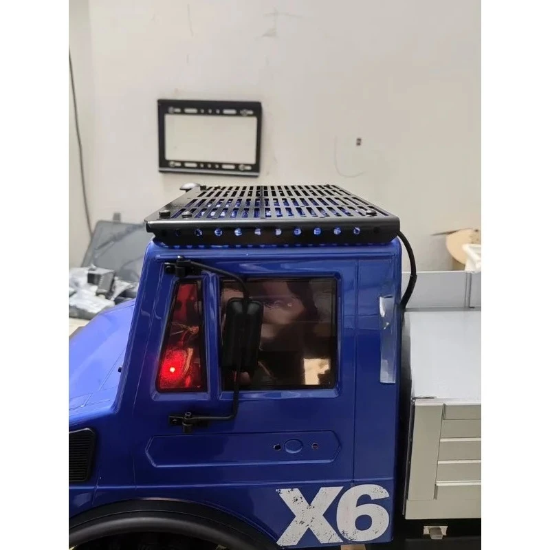 Vue de côté du porte-bagages de toit en acier inoxydable pour CROSSRC EMO X6 XL3 RC Rock Crawler 1/8