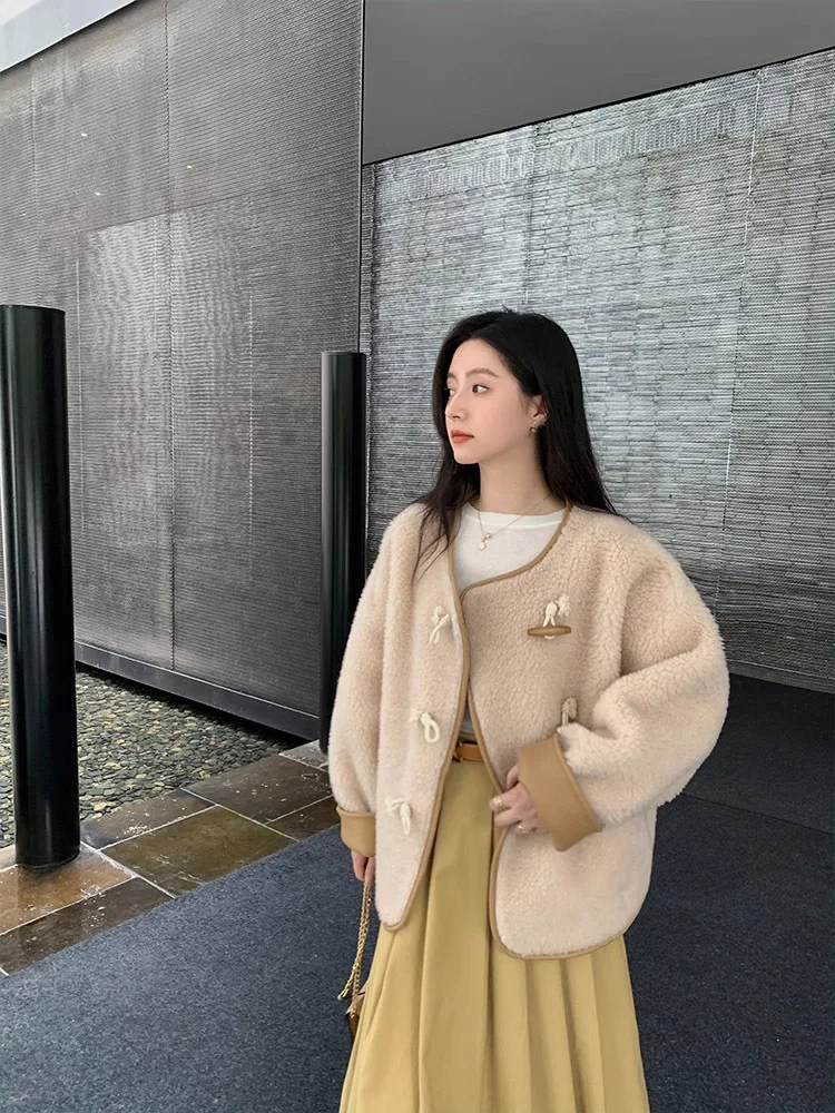 

Women's Sheep Shearing One-piece Fur Coat Winter Premium New Style