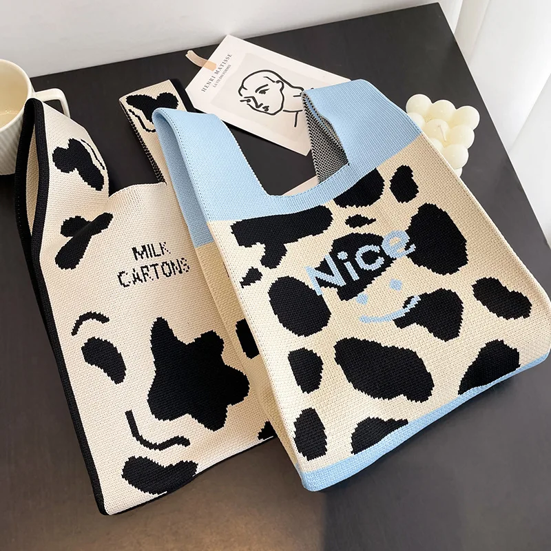 Handmade-Knit-Handbag-Women-Mini-Knot-Wrist-Bag-Japanese-Casual-Color-Wide-Stripe-Plaid-Tote-Bag.jpg Kézzel Készített Kötött Kézitáskás Nők Mini Csomócsukló Táska Japán Alkalmi Színű Széles Csíkos Kockás Diák Újrahasznosítható Bevásárló Táskák - Image 4