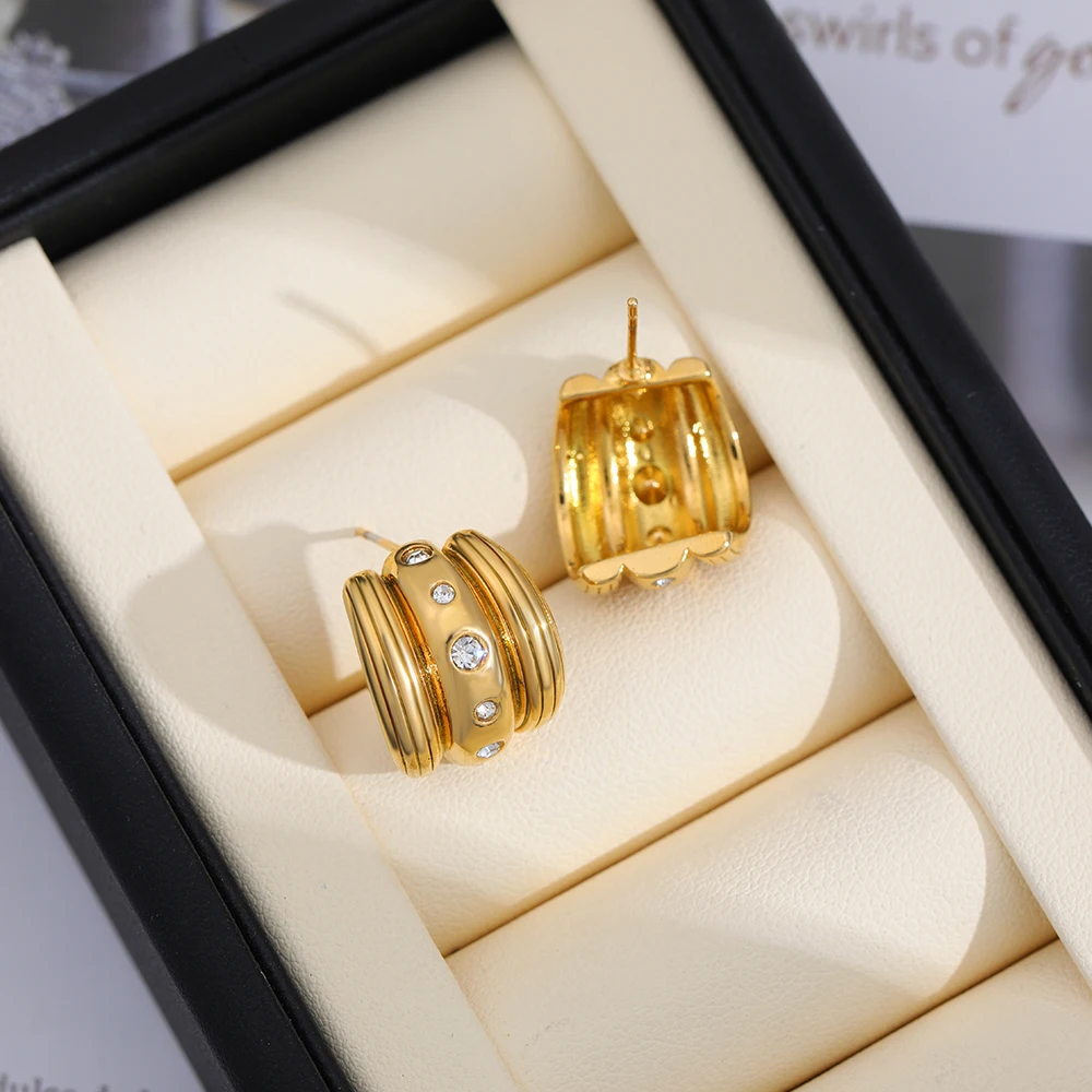 Creative Personality Striped Three Layers Arch CC Ear Hoops Huggie Earring for Women Statement Texture Zircon Studs Chic Jewelry