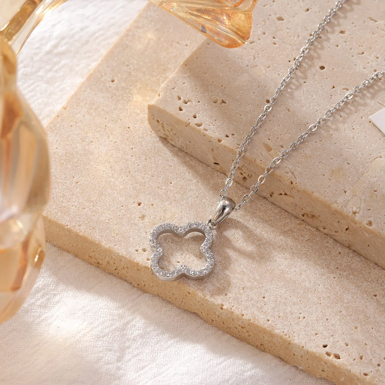 سلاسل رقيقة للبنات