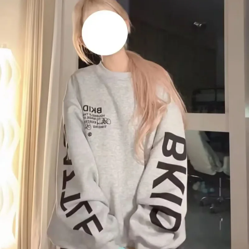 Luźna bluza damska z długim rękawem i okrągłym dekoltem, koszulka z nadrukiem liter, jesienno-zimowa, styl uliczny, casual, mieszanka bawełny.