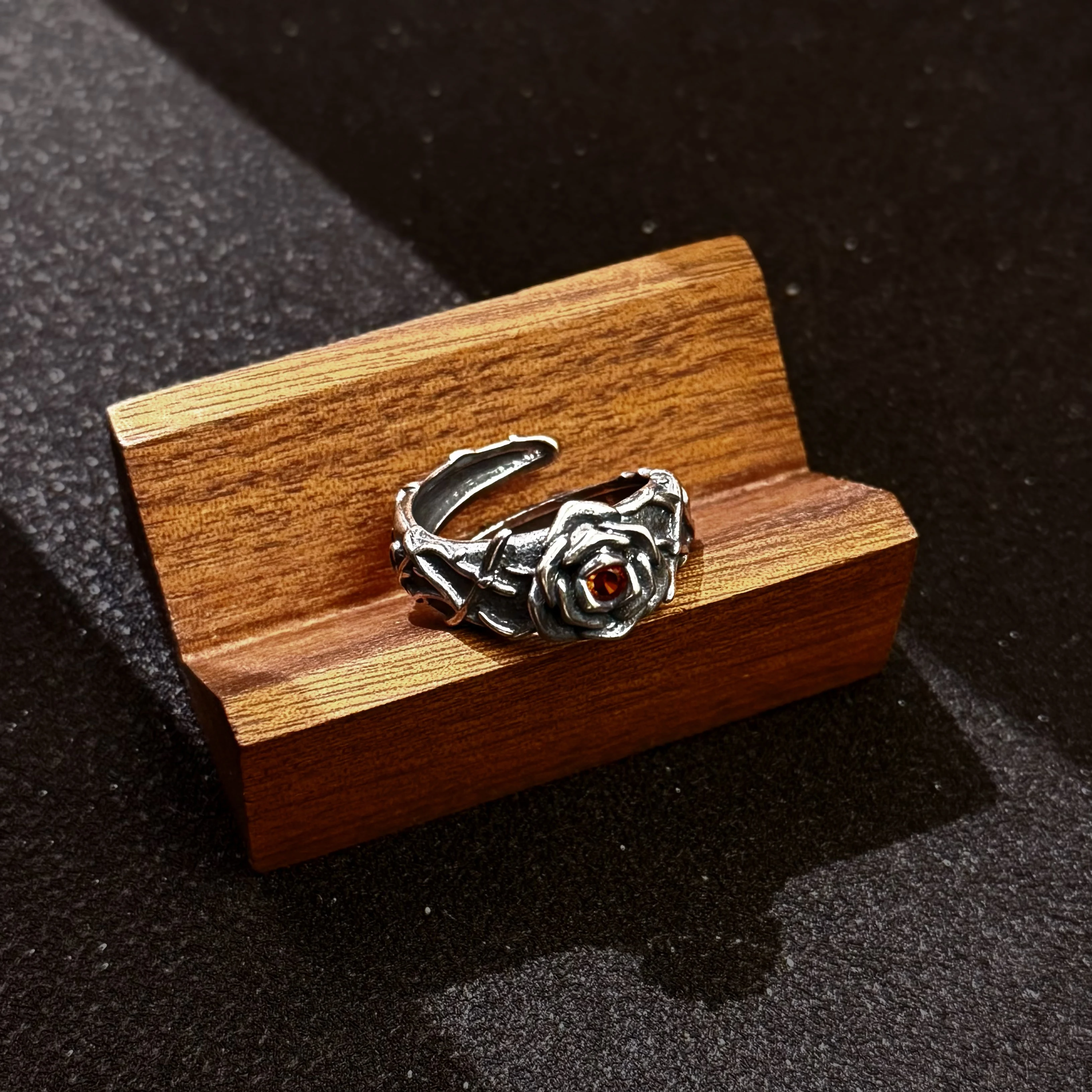 Retro Ewige Reben & Rotes Herz Rose Verstellbarer Offener Ring Für Männer Versilbertes Kupfer Punk Gothic Edgy Schmuck Zubehör Geschenk – Detail 5
