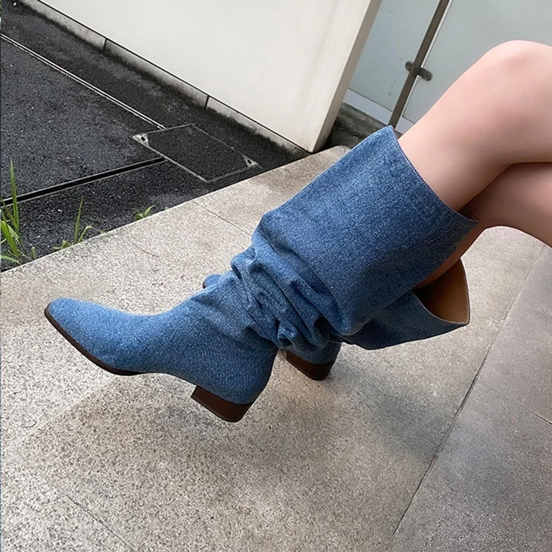 

Женские Классические джинсовые сапоги, синие плиссированные сапоги до колена с круглым носком, без шнуровки, на плоской подошве, модельная обувь для банкета