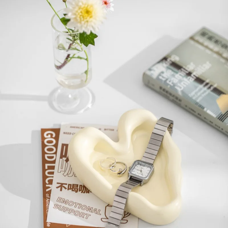 Nordic ins heart-shaped ceramic jewelry plate, modern light luxury home entrance desktop decoration key storage tray ornament 5