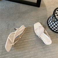 Sandales sexy à talons bas pour femmes, chaussures d'été de styliste, noires et blanches, avec ceinture, 2024 6