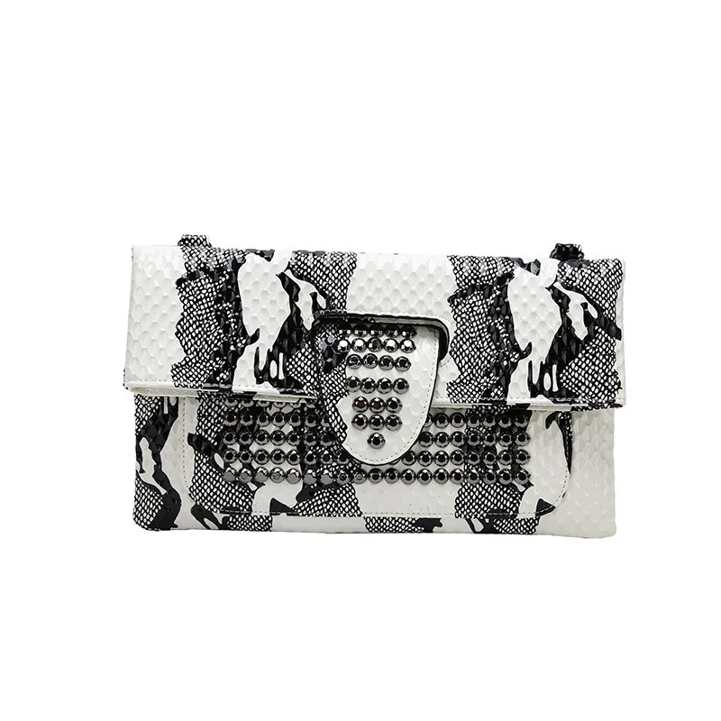 thumbnail image 1 of Bolso bandolera cuadrado horizontal con diseño de serpiente, ligero y lujoso, con tachuelas y diamantes, para mujer, para banquete de noche, personalizado, 1 of 5