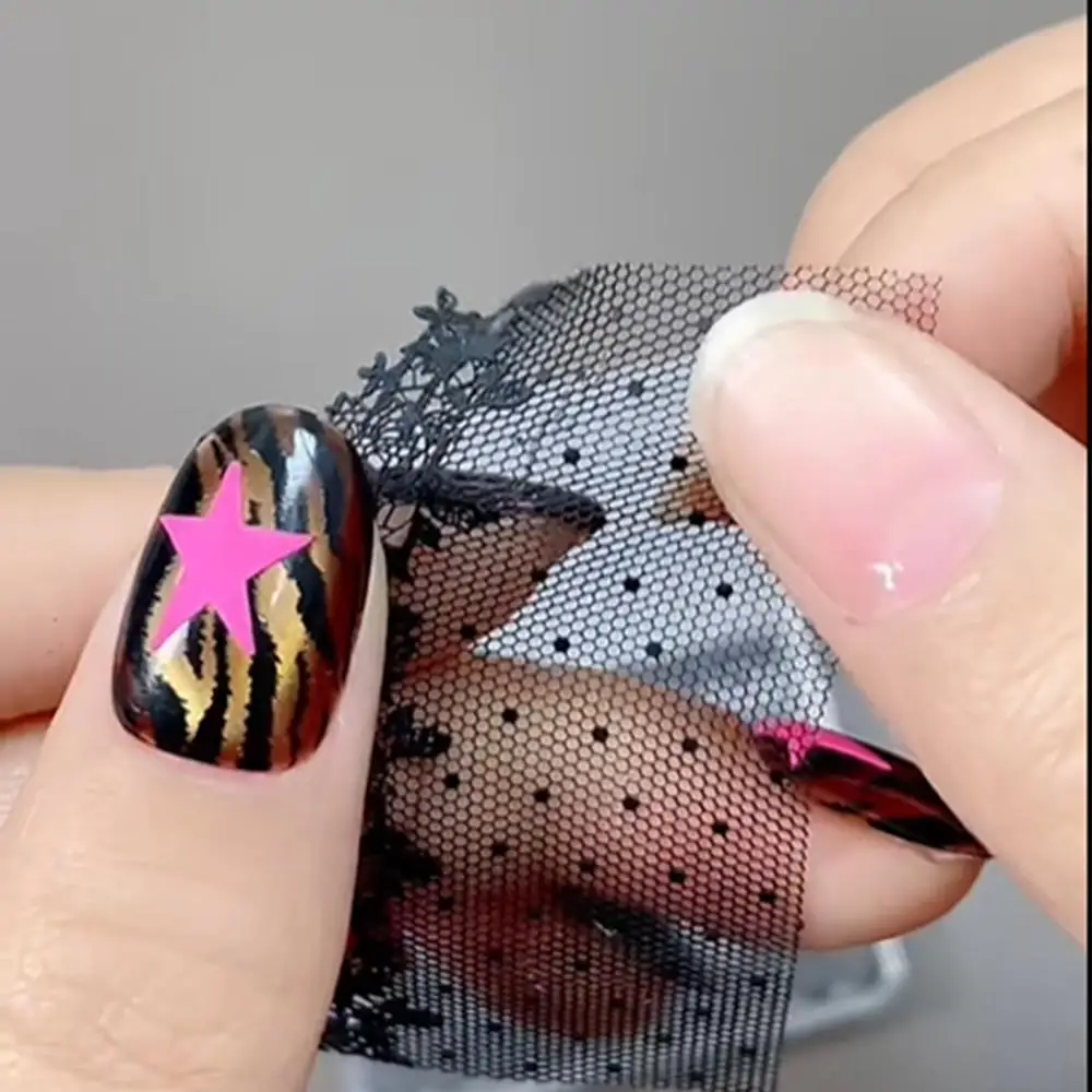 1Pcs 우아한 레이스 장미 꽃 네일 아트 몰드 초박형 중공 체크 무늬 레이스 실리콘 네일 템플릿 DIY 매니큐어 참 도구