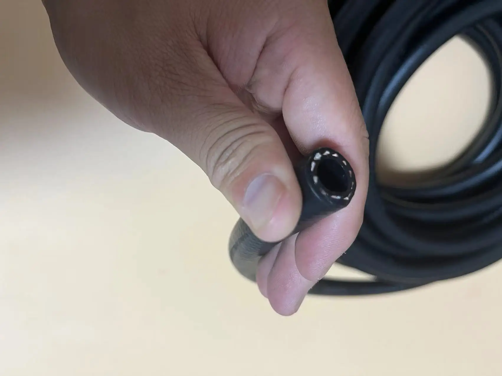 High pressure resistant rubber fuel pipe
