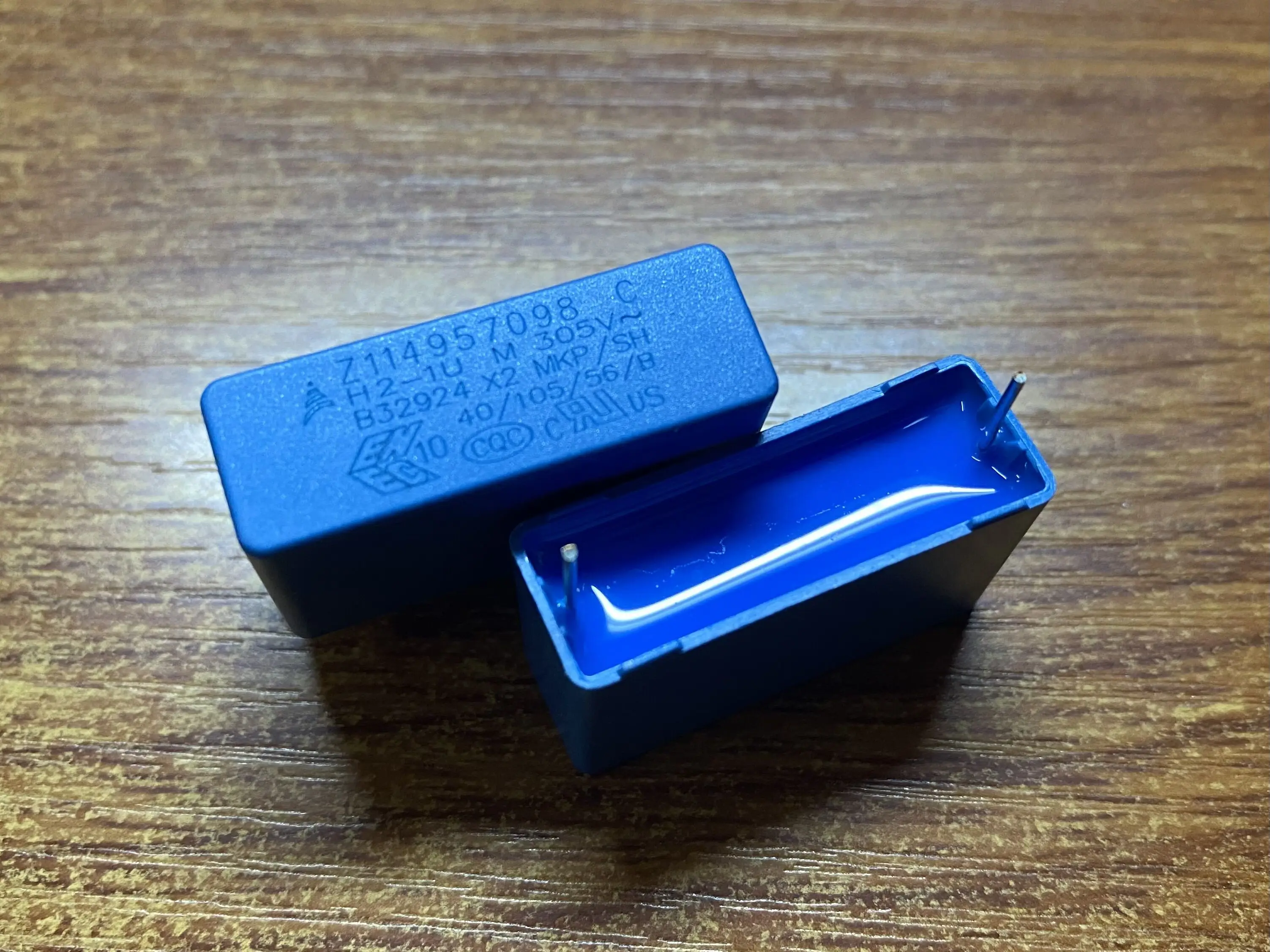 20PCS New and original B32924 X2 MKP 1UF 305V 105 MKP/SH 1UF M 275VAC P=27.5mm