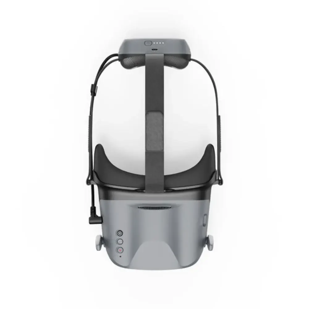 Utilisateur portant les lunettes FPV VR04 HD, confort optimal et batterie 2600mAh pour sessions longues