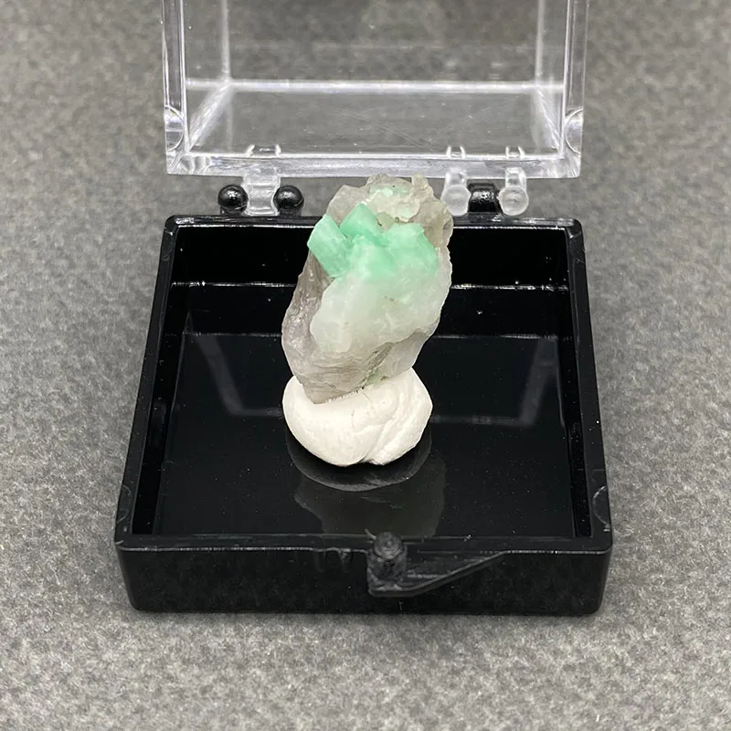 100%  Natural Emerald Mineral Specimens Stones and Crystals Healing Crystal   +Box size:35*35*35 mm