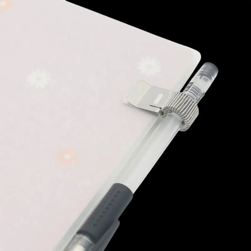 1Pcs 다기능 텔레스코픽 스프링 전기 도금 펜 클립 메모장 휴대용 스프링 펜 슬롯 고정 문구 액세서리
