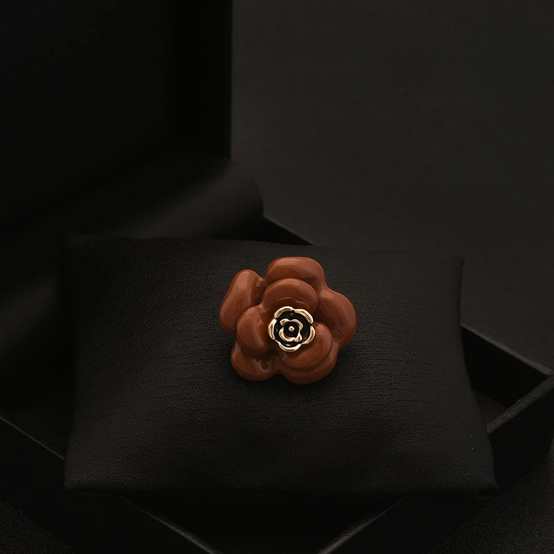 

Camellia Flower Small Brooch Retro Women's Suit Coat Accessory Shirt Neckline Fixed Anti-Exposure Buckle Enamel Pin Jewelry 6140